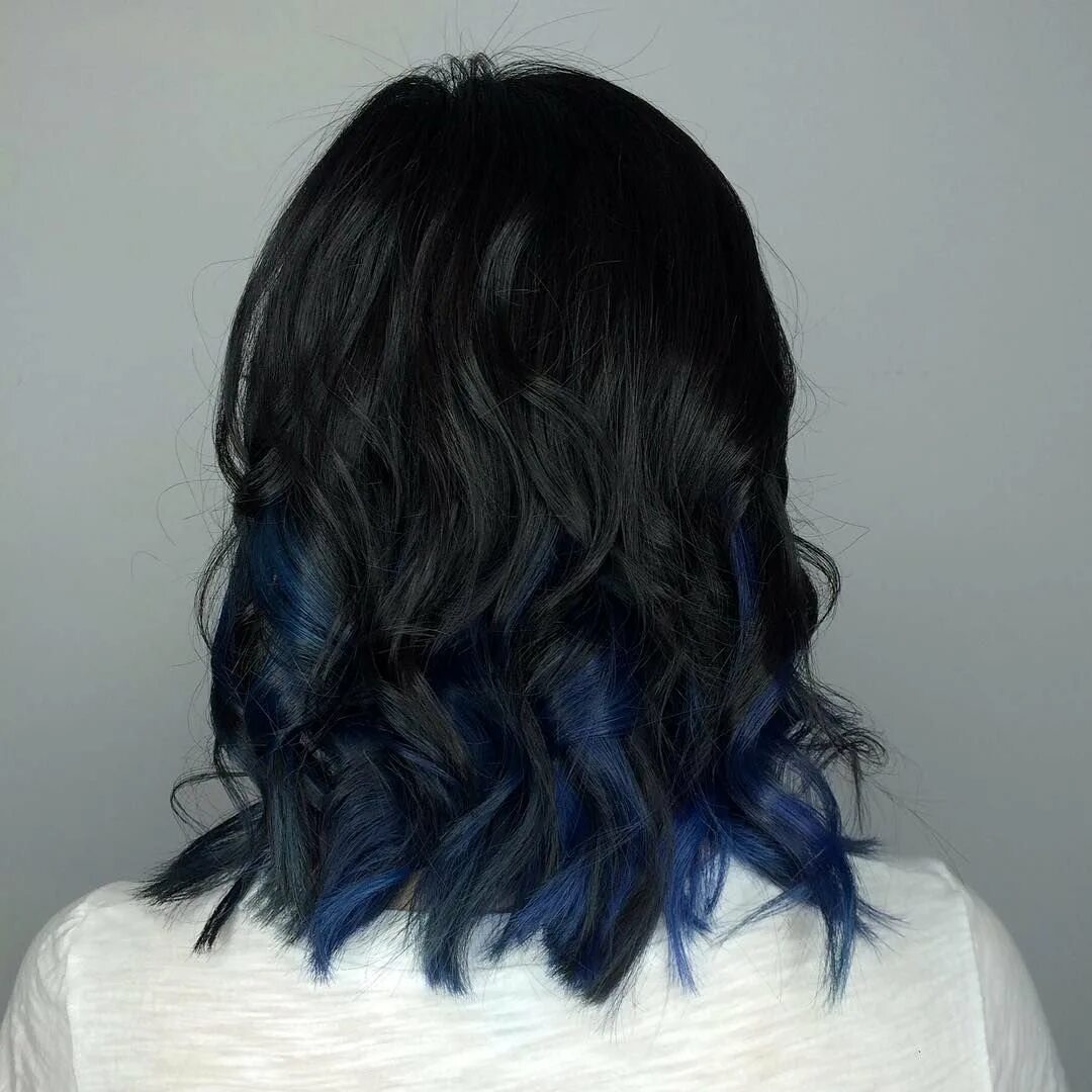 Темно синий цвет волос. Иссиня-черный цвет волос. Черно синие волосы. Чёрные волосы с синими кончиками. Синие кончики на темных волосах.