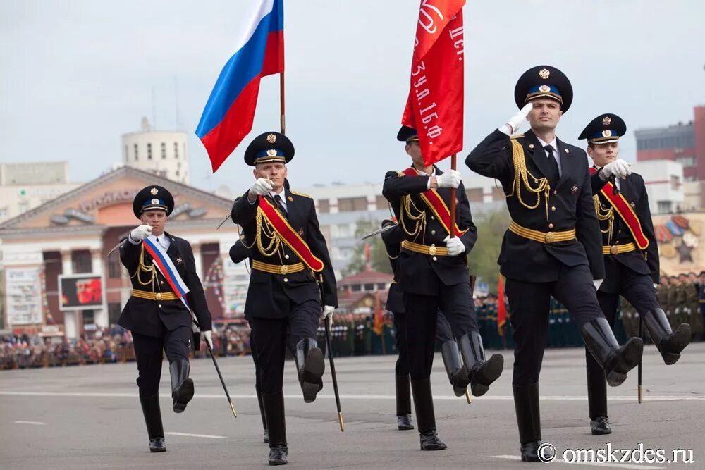 Вынос Знамени Победы на красной площади. Знаменосец на параде. Знаменосцы на параде Победы. Знамя Победы на параде.