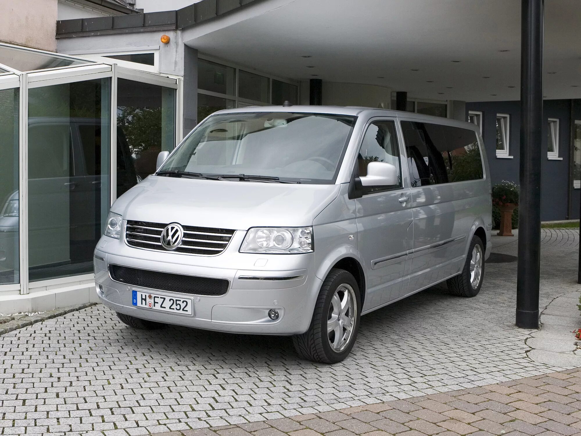 Фольксваген т 5 мультиван. Фольксваген мультивен т5. volkswagen мультивен t5. фольксваген мультивен тэ 5. фольксваген мультивен т5 2003.