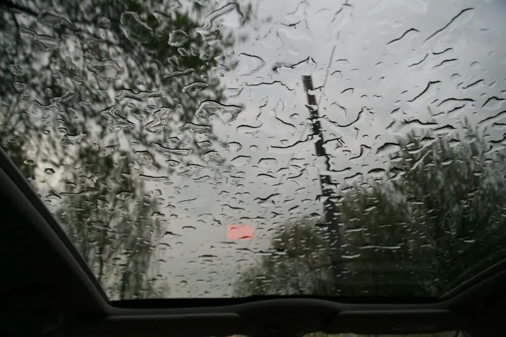 Крыша дождь. Стеклянная крыша и дождь. Капли дождя на крыше машины. Дом со стеклянной крышей и дождь.