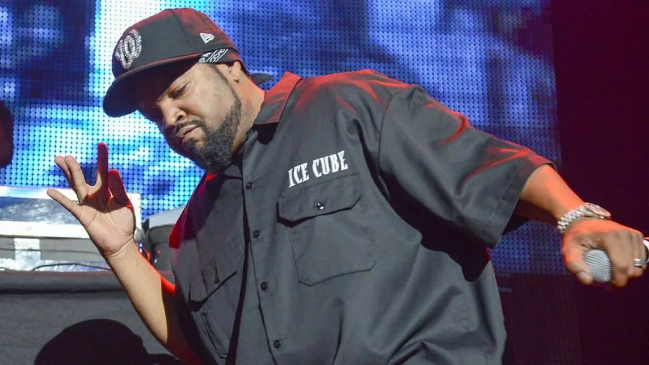 Айс Кьюб. Ice Cube Podium. Ice Cube 2021 на сцене. Ice Cube сейчас.