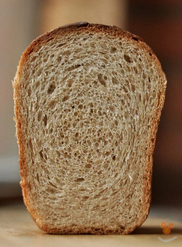 длинный серый хлеб. кусок хлеба. разрезанный хлеб. хлеб серого цвета. хлеб для детей.