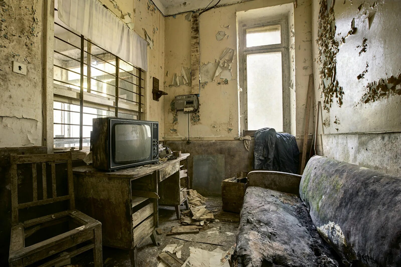 Заброшенная комната. Заброшенная квартира. Старая заброшенная комната. Интерьер старой квартиры.