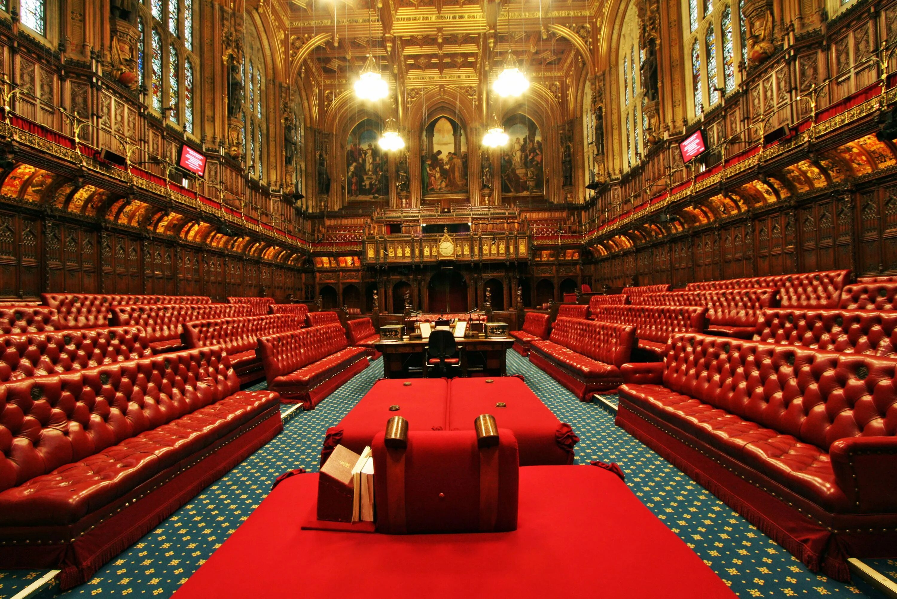 2 the house of commons. Парламент Англии палаты лордов палата. Вестминстерский дворец the Houses of Parliament. Парламент Великобритании. Вестминстерский дворец, Лондон. Вестминстерский дворец палата лордов.