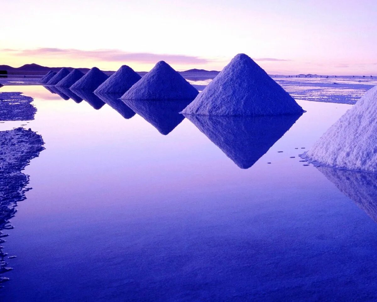 В самых крупных соленых озерах. Салар де Уюни Боливия. Солончак Уюни Боливия. Озеро солончак Уюни. Солончак Салар-де-Уюни.