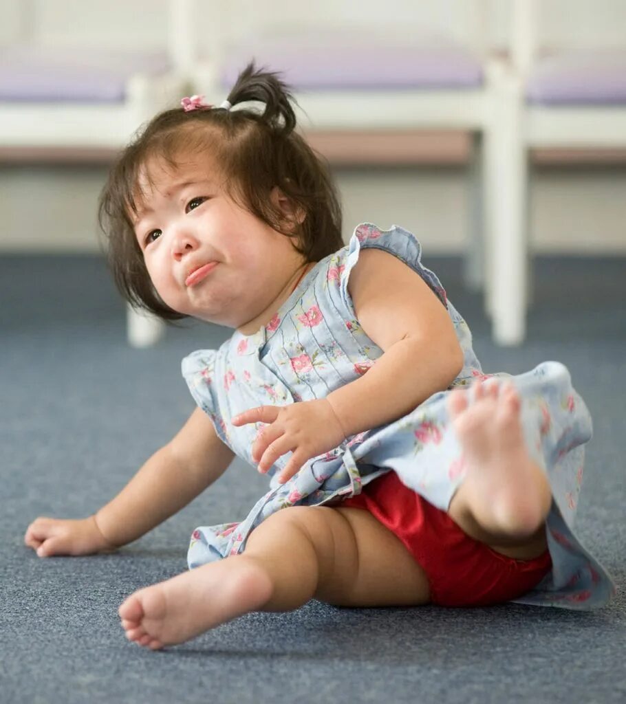 Диспраксия у детей что это. Девочка тоддлер. Двигательная диспраксия у детей. Неуклюжий ребенок.