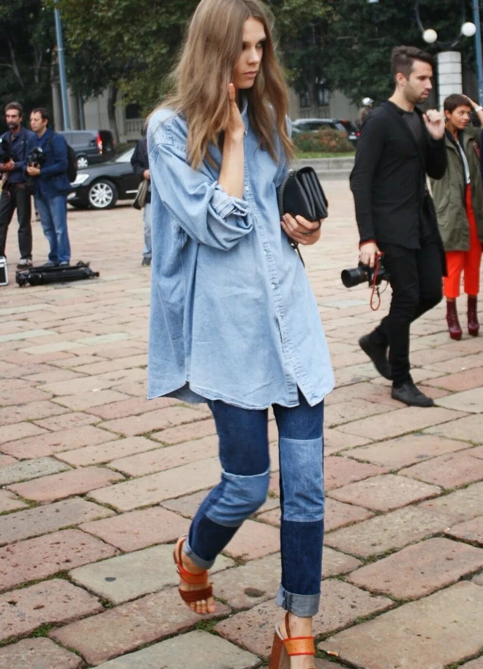 Джинсовая рубашка оверсайз. Street style рубашка оверсайз. длинная рубашка оверсайз стрит стайл. джинсовая рубашка зара оверсайз 2025. zara джинсовая рубашка оверсайз.