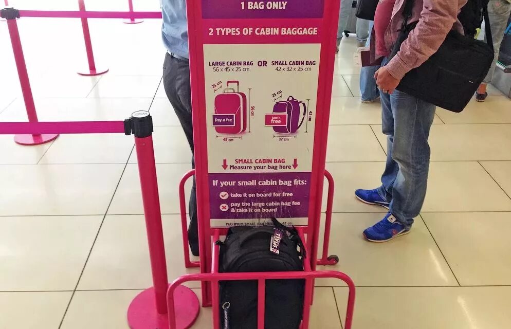 Wizz Air калибратор ручной клади. Чемодан Wizz Air. Wizz Air ручная кладь 2022. Рамка для ручной клади.