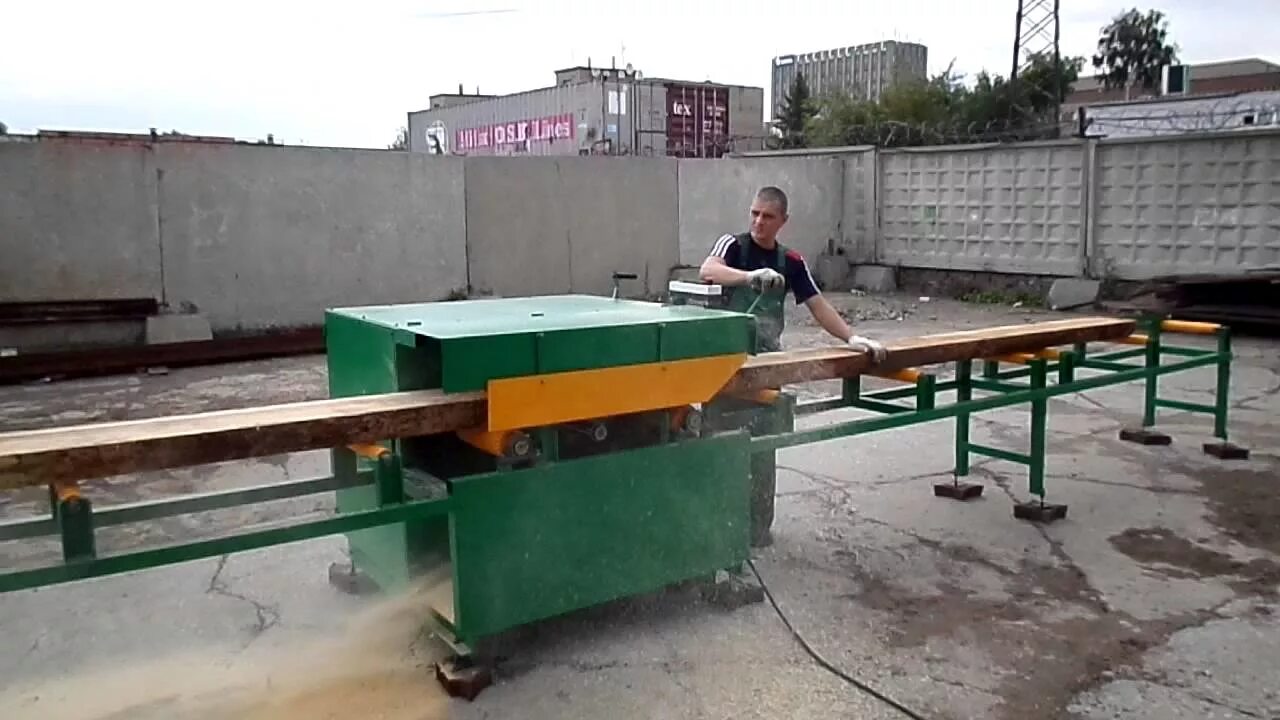 На лесопильном заводе каждую минуту пила отпиливает