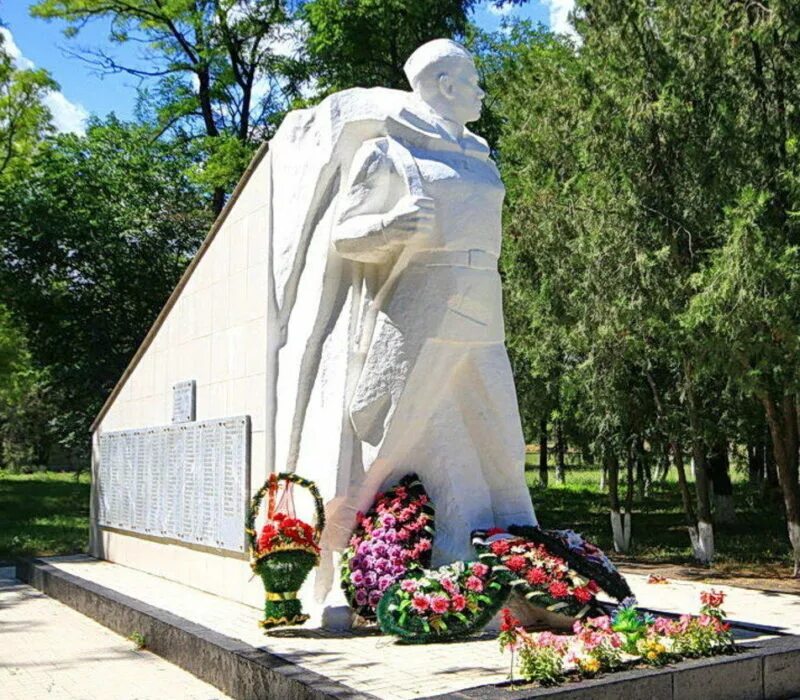 Жуково татарский ростовская область. Памятник ВОВ Рязанская область. Памятники ВОВ Рязанского района. Кемлянская школа рядом с памятником павшим за родину.