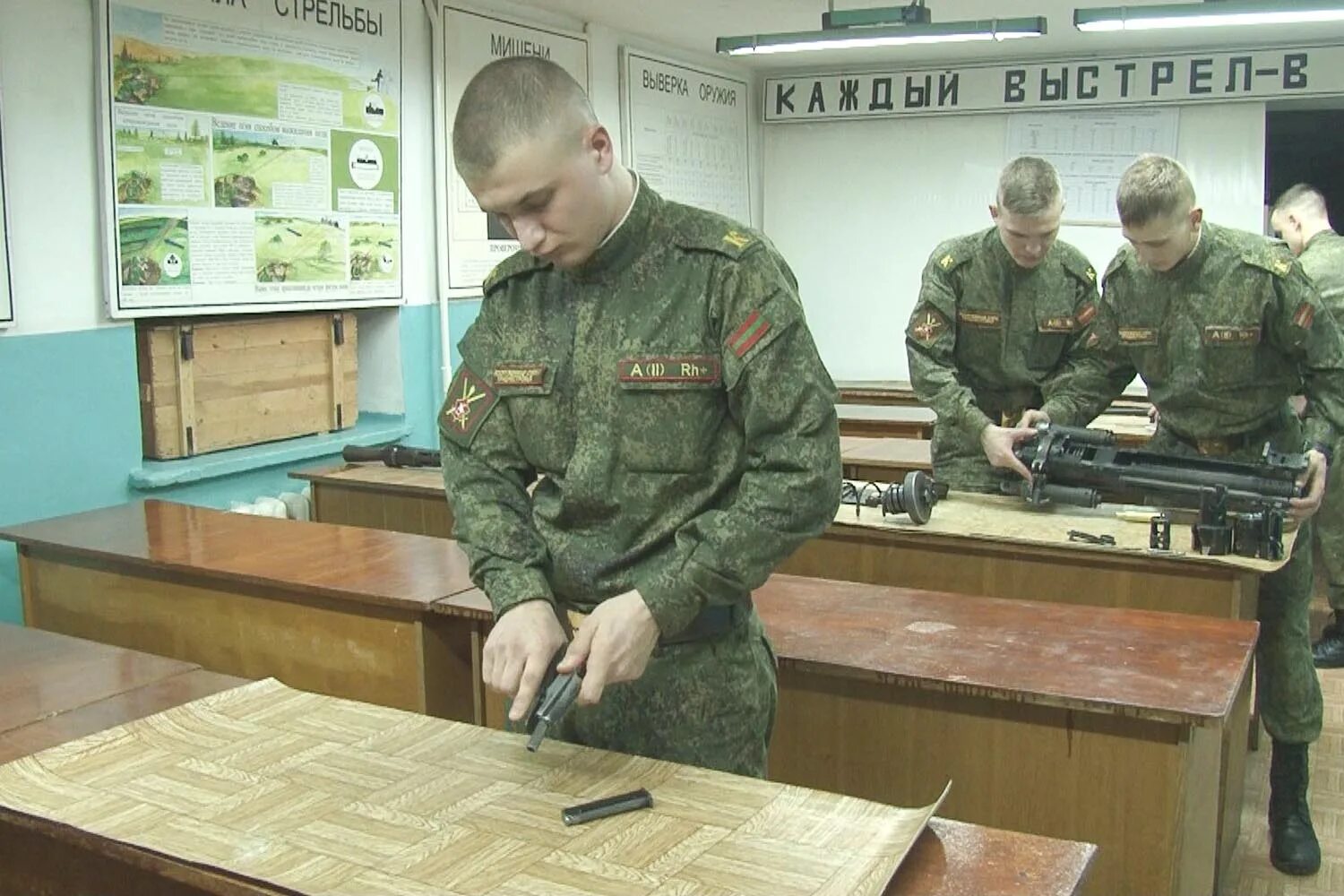 Александров военная 8. Занятия по военной подготовке. Курсанты на занятиях. Занятия по боевой подготовке военнослужащих. Занятия на военной кафедре.