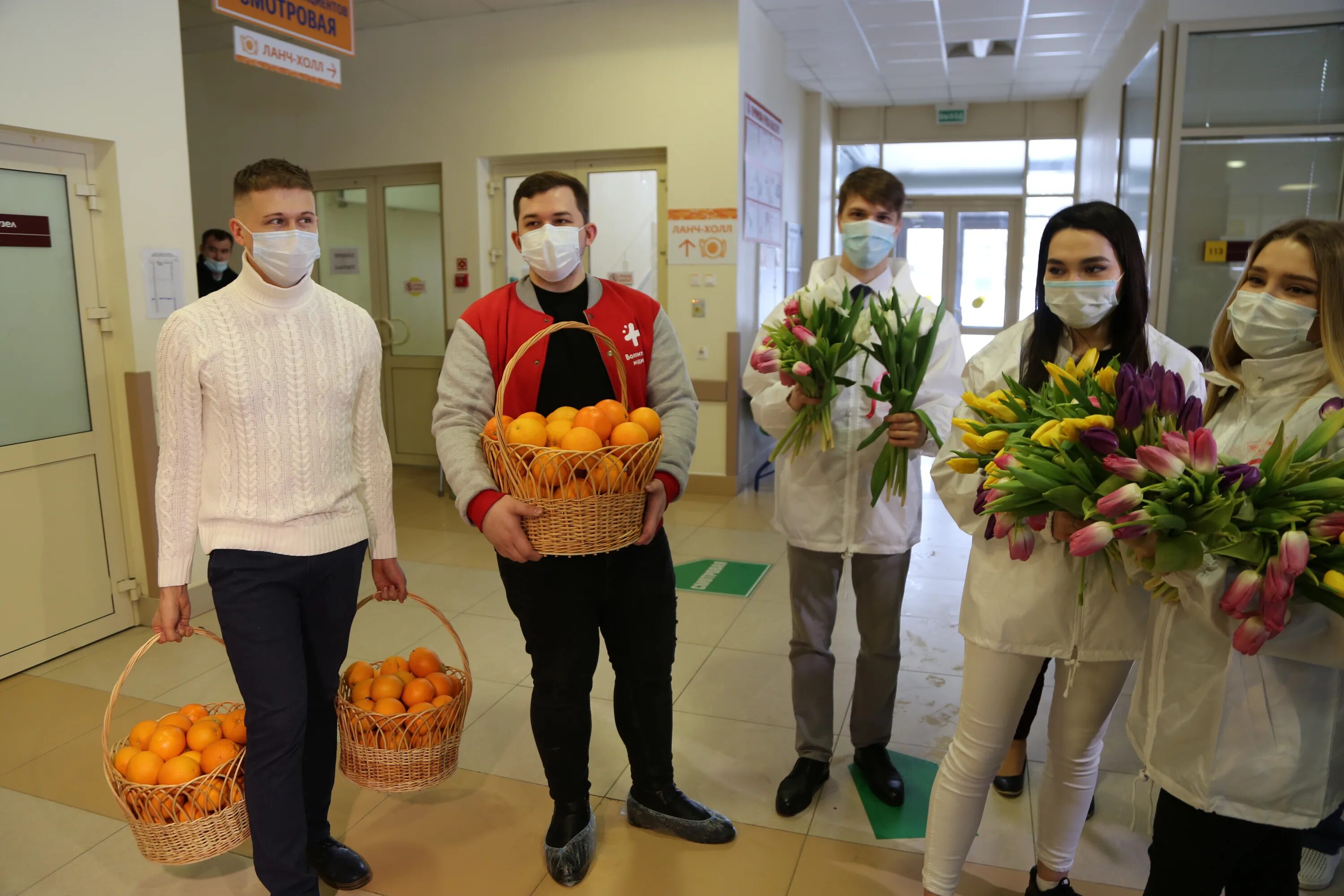 Волонтеры цветы. Волонтеры в больнице. Цветы и апельсины больницу.