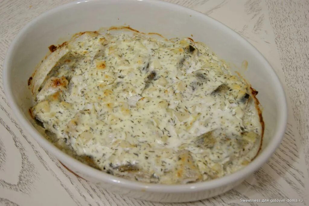 Рыба с картошкой в сметане. Судак в духовке в фольге целиком. Филе судака запеченный в духовке. Судак в сметане в духовке. Целый судак запеченный в духовке со сметаной.