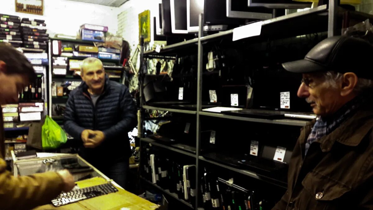 Радиорынок. Радиорынок саратов. Митинский радиорынок магазины. Сегодня работает радиорынок. Сегодня работает радиорынок.