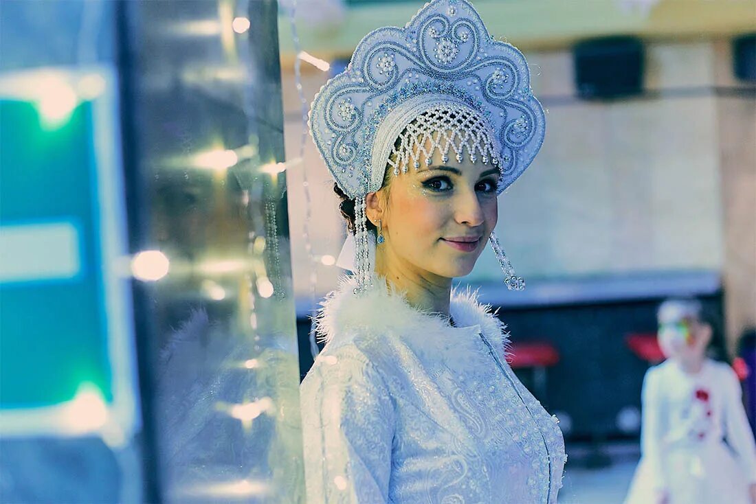 Снегурочка боярская парча. Терем снегурочки в щелыково. Снегурочка на прозрачном фоне. Александра костенюк фото. Александра костенюк.