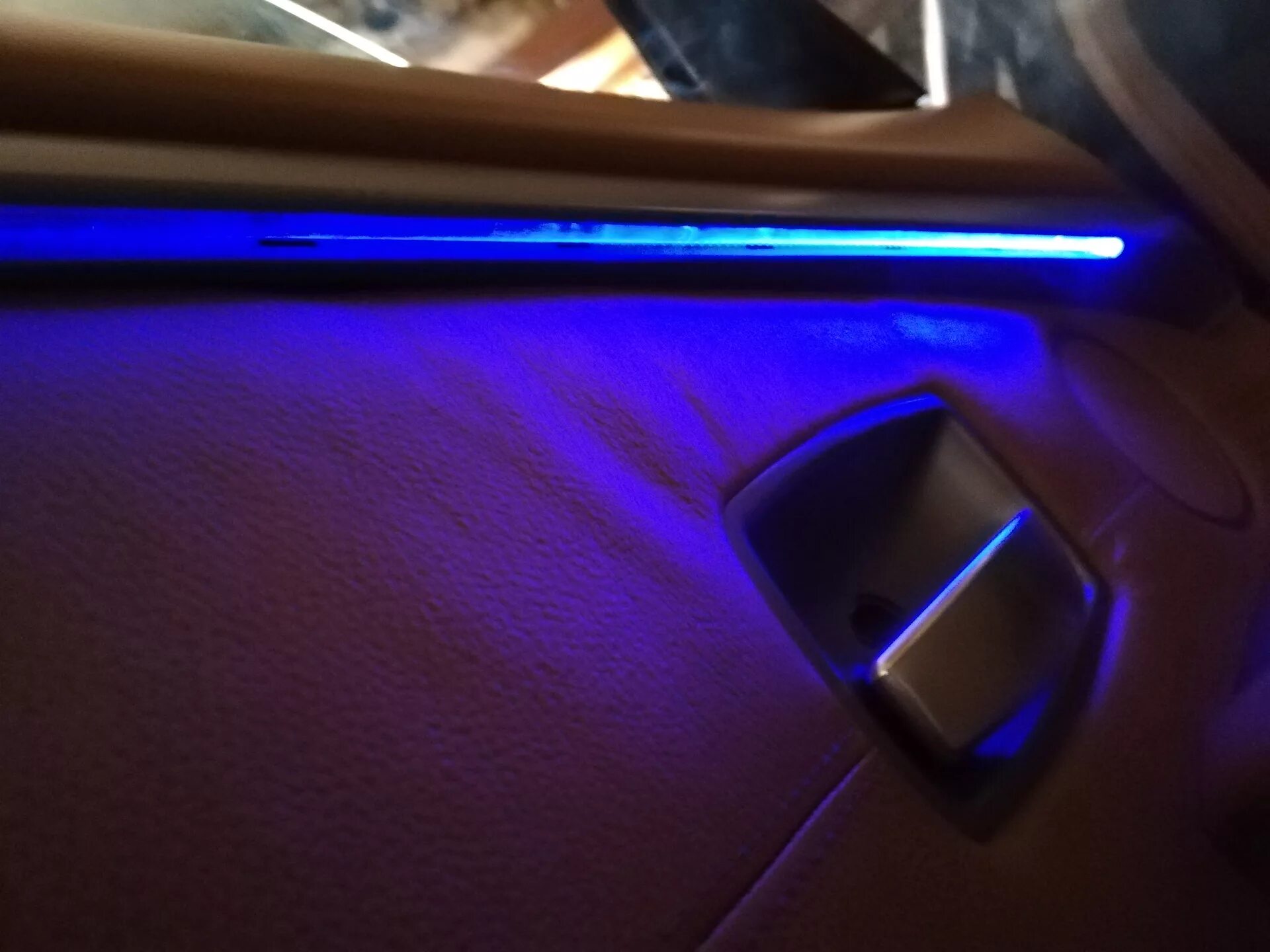 АМГ подсветка Приора. Подсветка дверных карт BMW f25. BMW f10 подсветка дверных карт. Подсветка дверных карт е65.