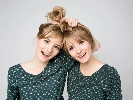 У девушки есть сестра близнец