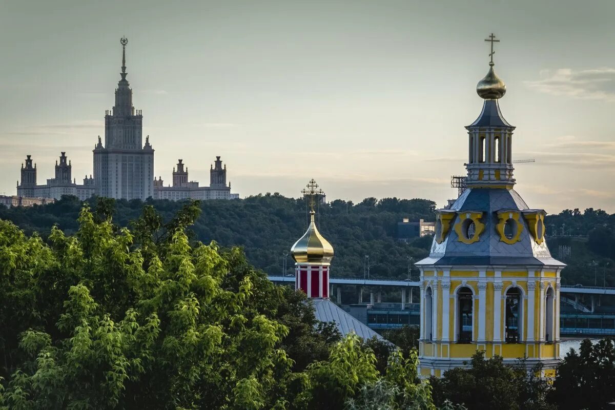 Смотровая площадка мгу. Смотровая площадка МГУ Воробьевы. Площадка МГУ Воробьевы горы. Смотровая площадка Воробьевы горы храм. МГУ Церковь смотровая площадка.