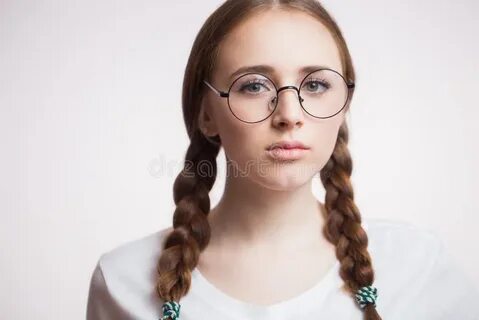 Девушка в очках с косичками