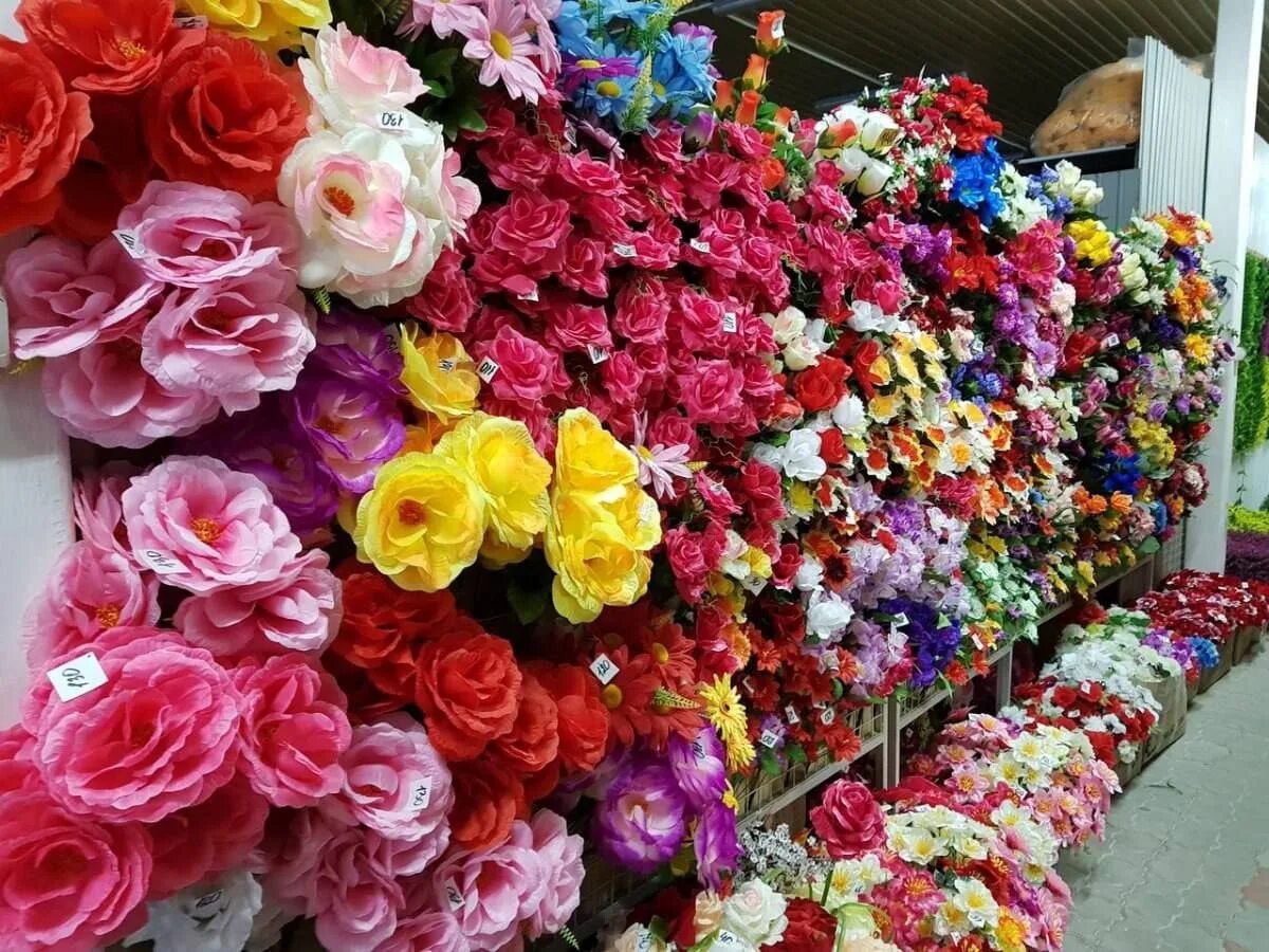 Интернет магазин искусственных цветов оптом. Искусственные цветы. Оптовая база искусственных цветов. Много искусственных цветов. Искусственные цветы на кладбище.
