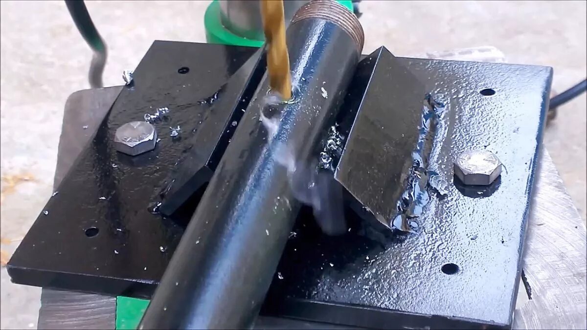 Инструмент для врезки отверстия в трубе. Сверло под 110 трубу. Призма для сверления круглых труб своими руками. Приспособление для сверления отверстий в 219 трубе. Чем сверлить трубу.