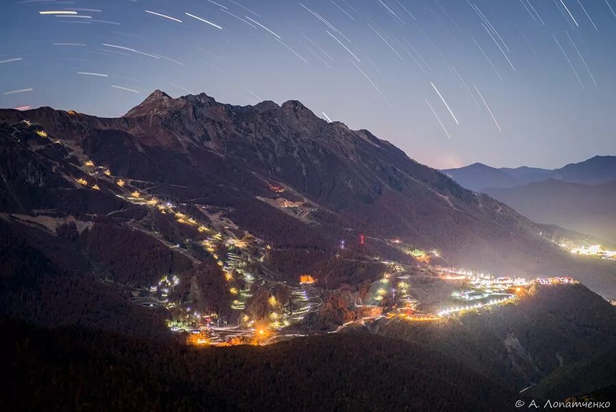 Красная поляна ночью. Красная поляна сочи. Ночная красная поляна. Красная поляна ночью. Ночная красная поляна.