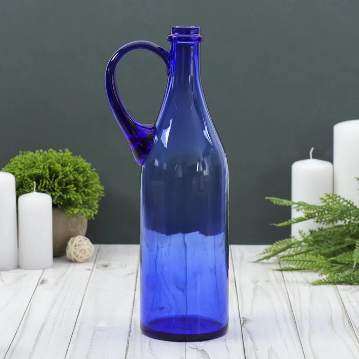Бутыль литр руч 1л d 90 h 320 мм из синего стекла без декора. Синяя бутылка. Голубая стеклянная бутылка. Стеклянные бутылки синего цвета.