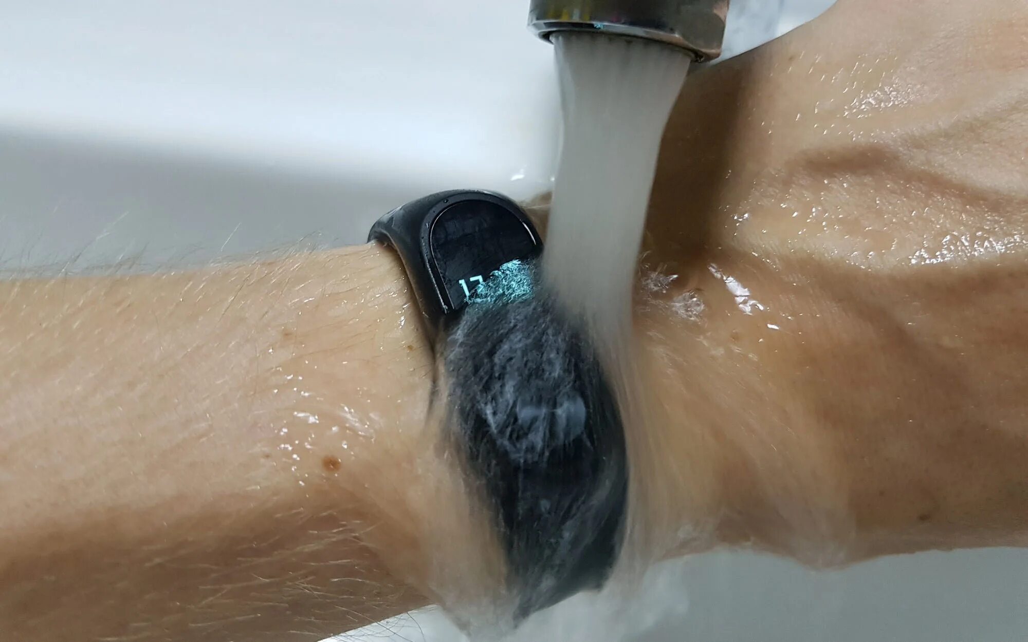 смывание пены с лица. часы эпл вотч водонепроницаемые. ми бэнд 5 водонепроницаемый или нет. ми бэнд под водой. можно ли мыться с браслетом.