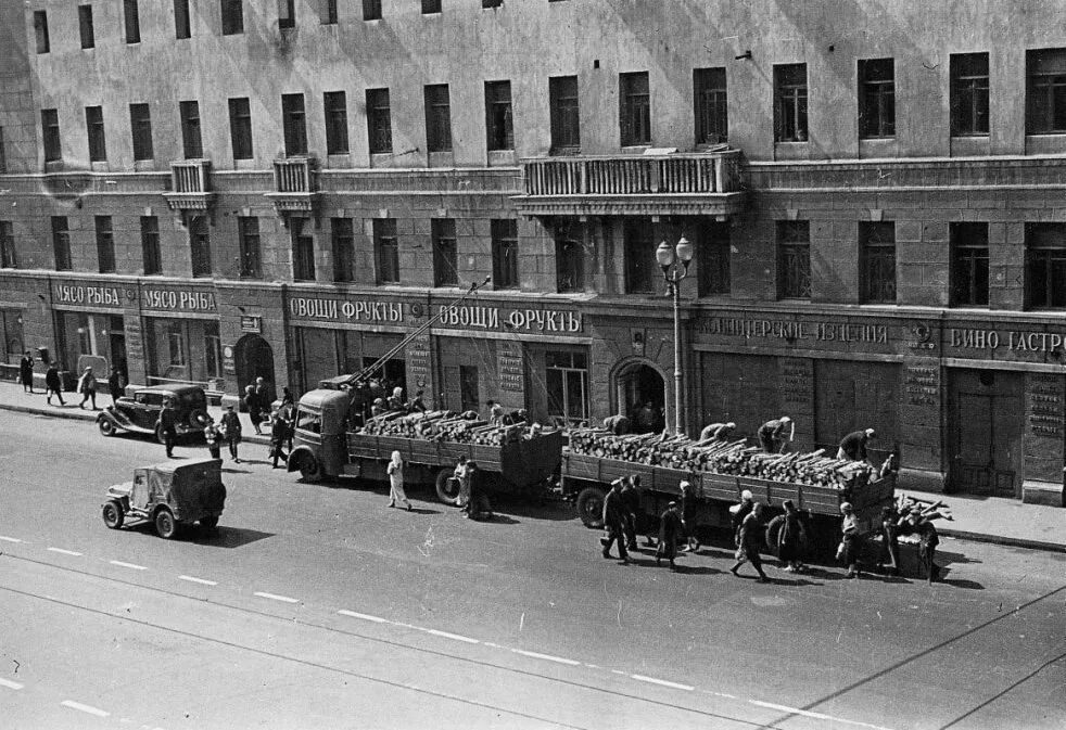 Москва летом 1941. Москва 1942. Улица Горького в Москве 1941 год. Москва 1942 год. Москва троллейбус 1941.