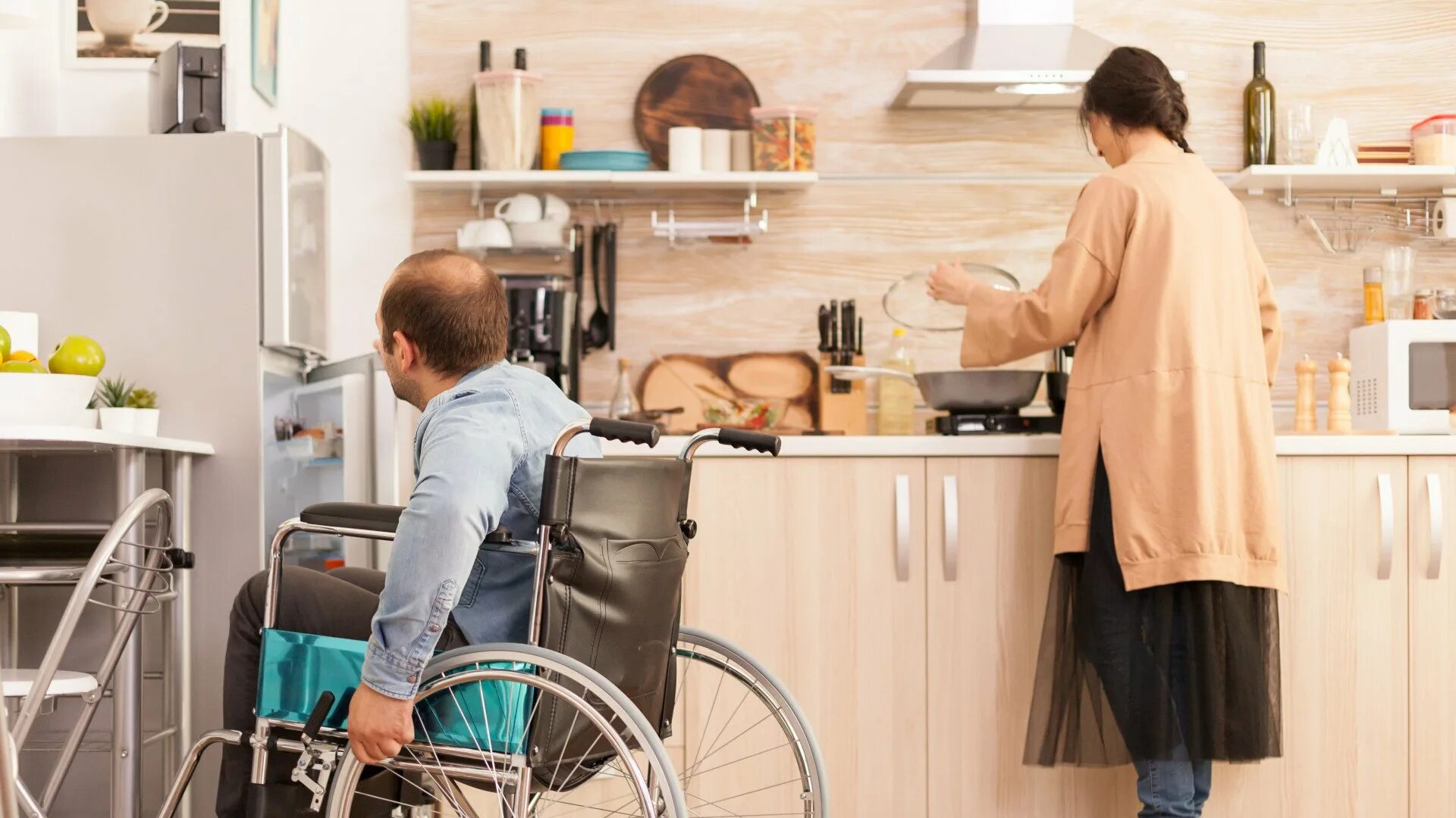 Покупка жилья инвалидам. Кухня для инвалидов. Кухня для колясочника. Жилье для инвалидов. Инвалид в быту.