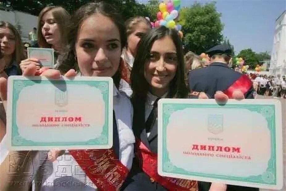 Можно ли поступить в юридический колледж. Юрист после 9 класса. юридический колледж после 9 класса. юрист колледж после 9. вручение грамот после 9 класса.