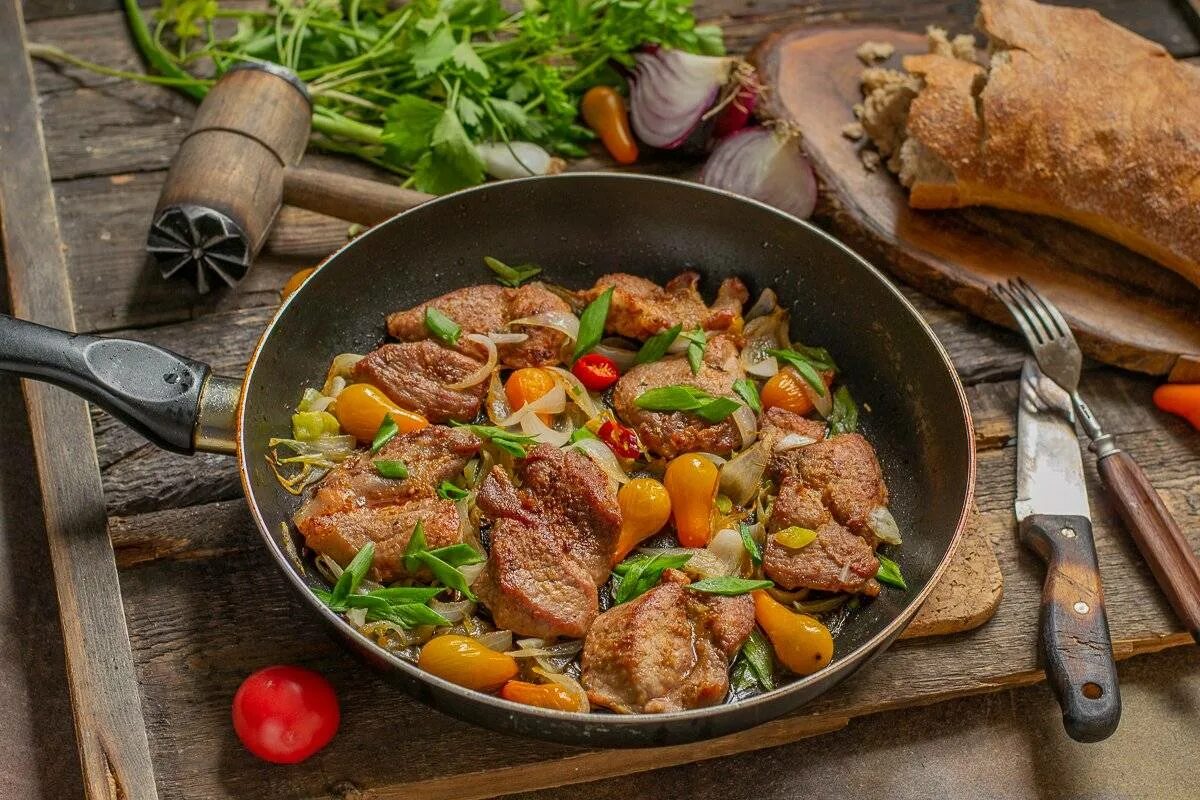 Оджахури на кеци. Как приготовить жаркое из свинины с картошкой. Жаркое из свинины с картофелем. Жаркое саяны из говядины. Как приготовить жаркое из свинины с картошкой.