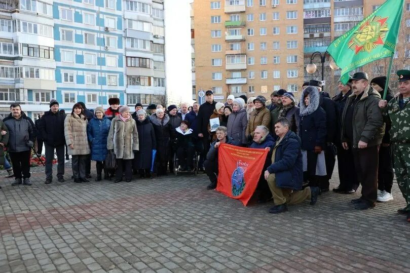 Мемориал черный тюльпан Серпухов. Церемония возложения цветов к памятнику. Возложение цветов к памятнику неизвестного солдата. Возложение цветов к памятнику героям. Черный тюльпан серпухов