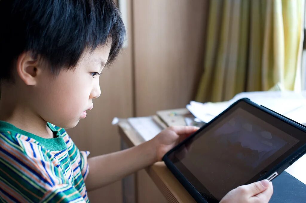 Ipad kid. Kids with IPAD. Ограничение интернета для детей. Дети до 18 в 10.