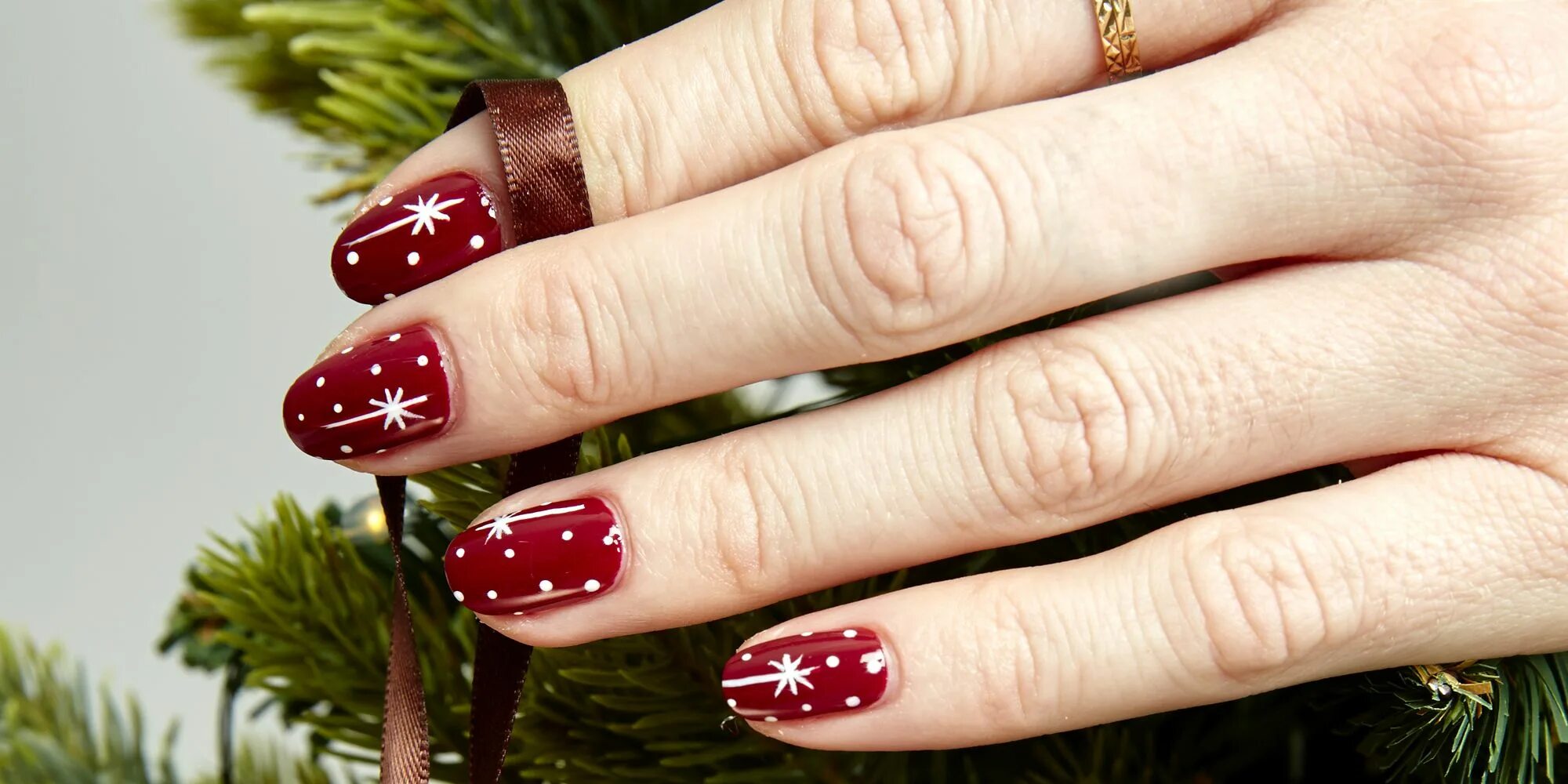 красивые ногти на новый год. каким цветом делать маникюр на нг. новогодний маникюр. маникюр со снежинками. каким цветом делать маникюр на нг.