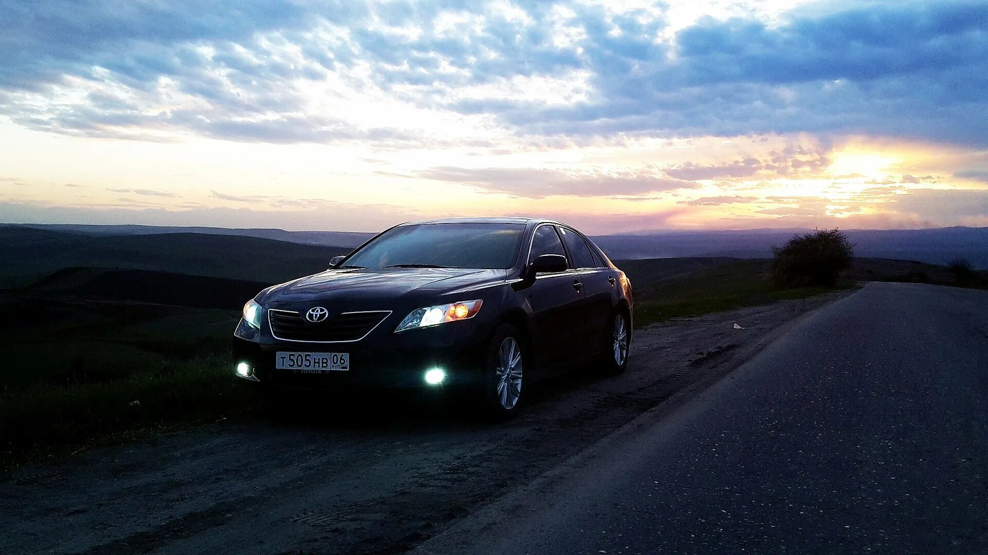 Дорога камри. Камри 3.5 на закате. camry 3.5 закат. camry xv40 фон. тойота камри 3и5 на природе.