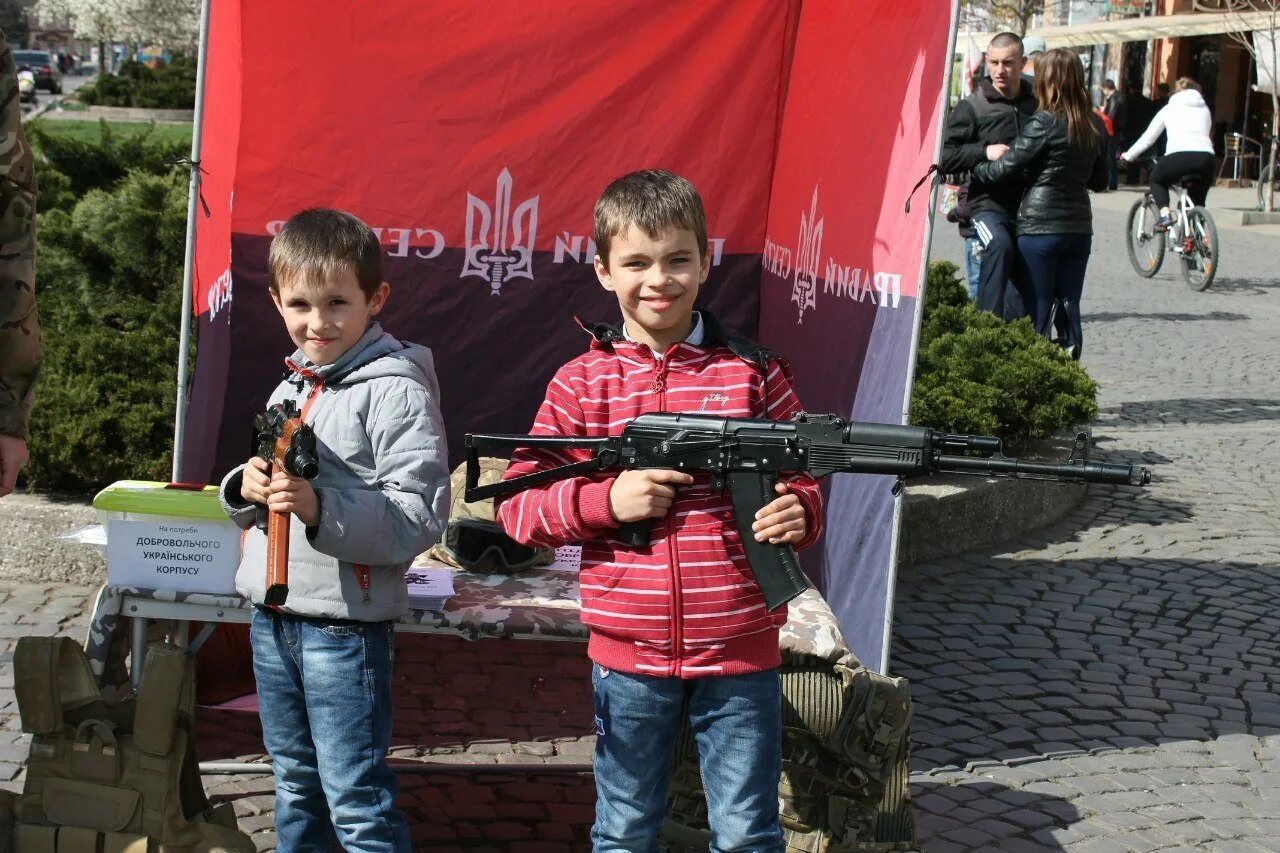Фото детей украины. Украинские дети с оружием. Школьник с автоматом. Украинские дети фашисты. Ребенок с автоматом.