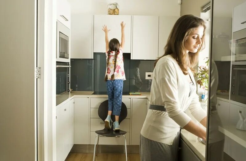 Джоди вест русские субтитры. Мама на кухне. Женщина у плиты. Forced kitchen. Мужчина на кухне сготовит.