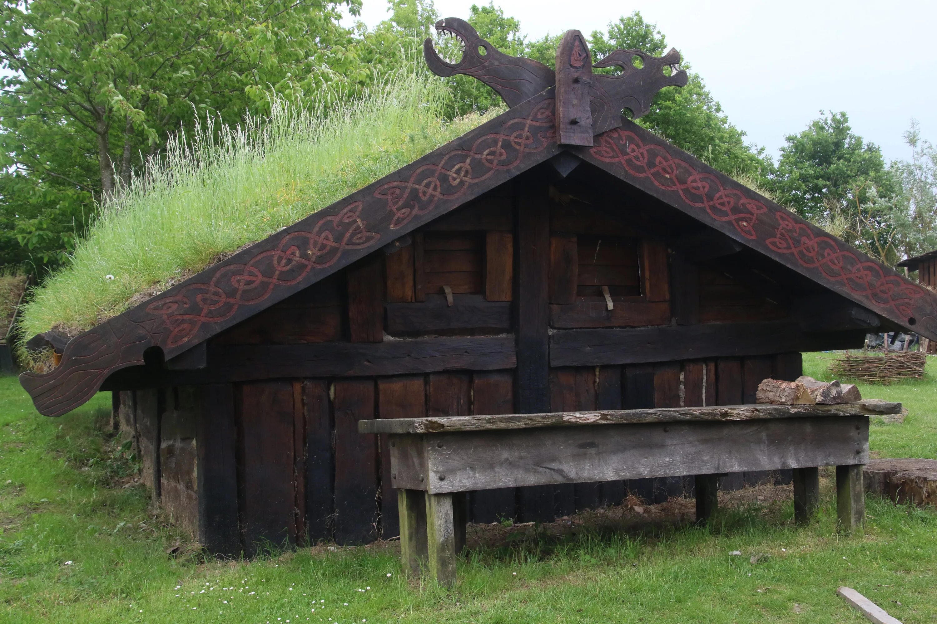 Земляная крыша. Домик с Земляной крышей. Деревянный дом с Земляной крышей. Домик викинга. Деревянный дом викингов.