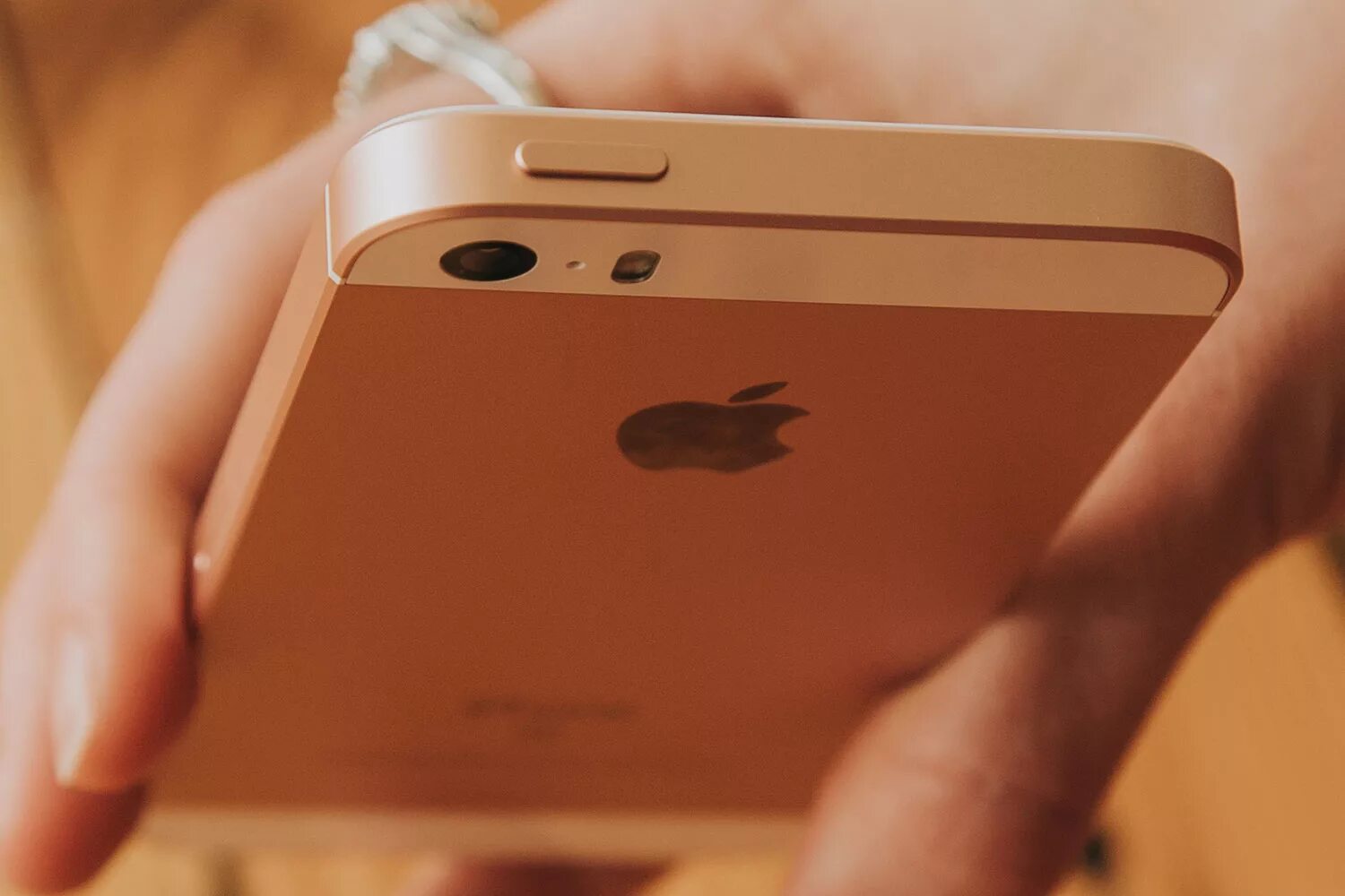 Даже айфон. Айфон se 2017. iphone se 2017 в руках. айфон эс е 2017 года. айфон се 2017 характеристики.