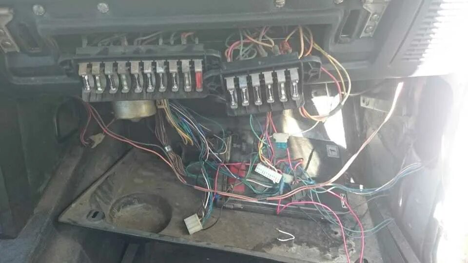 Предохранители 3102. Блок предохранителей волга 31105. блок реле газ 3102. предохранители газ 3102. реле предохранителей волга 31105.