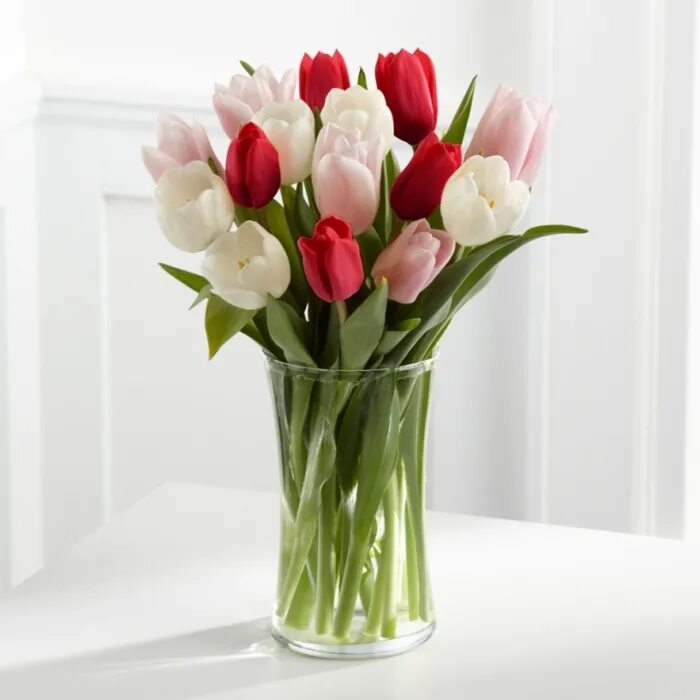 тюльпаны в вазе. букет тюльпанов в вазе. ваза с тюльпанами. тюльпаны в вазе. букет тюльпанов в вазе фото.