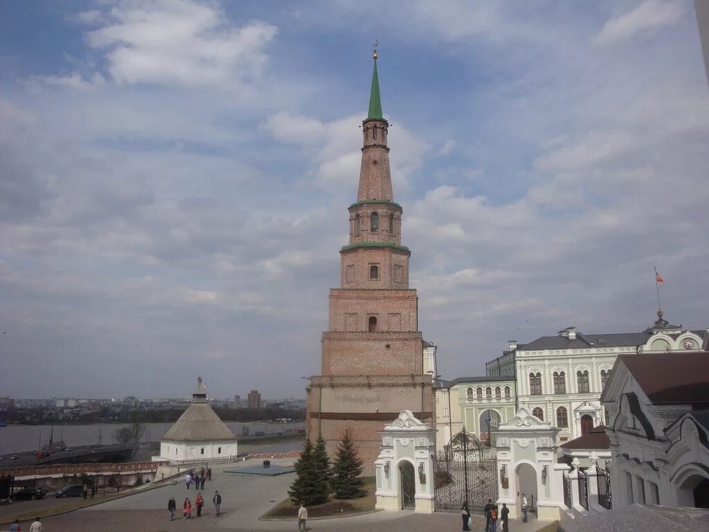Достопримечательность башня сююмбике. Казанский кремль сююмбике. достопримечательности казани башня сююмбике. башня сююмбике царица казанская. башня сююмбике наклон.