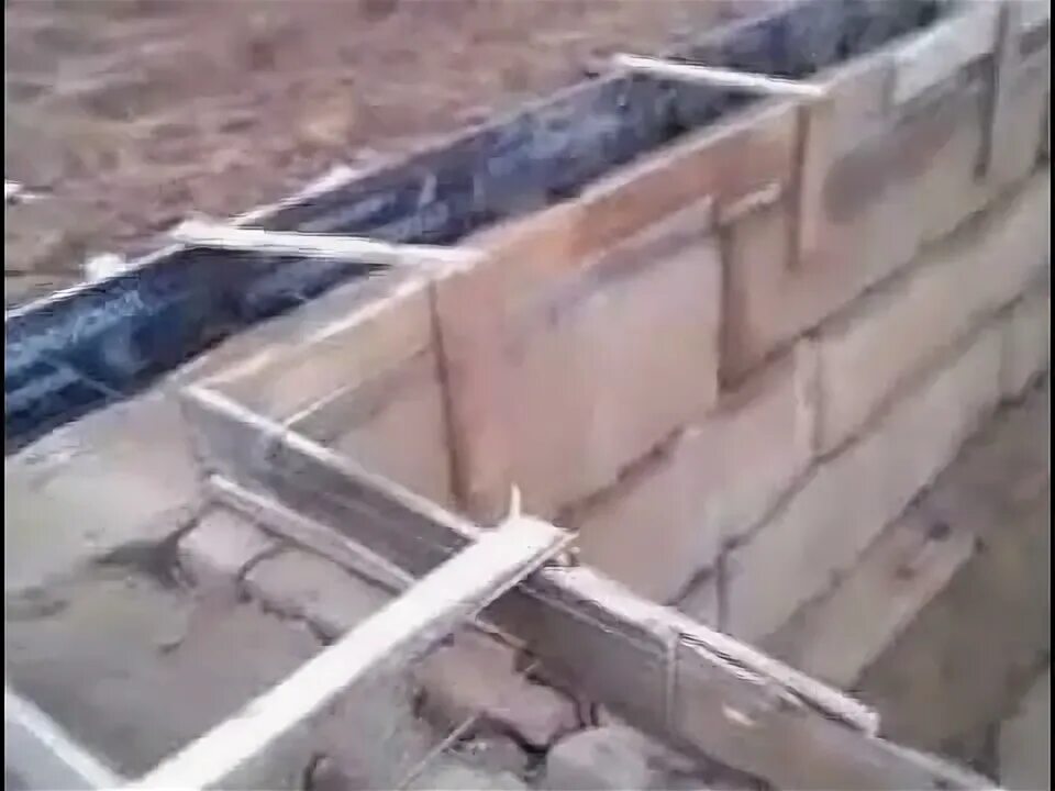 Как закрепить опалубку для армопояса. Опалубка монолитного пояса. опалубка на армопояс. опалубка из осб для армопояса. опалубка для верхнего армопояса.
