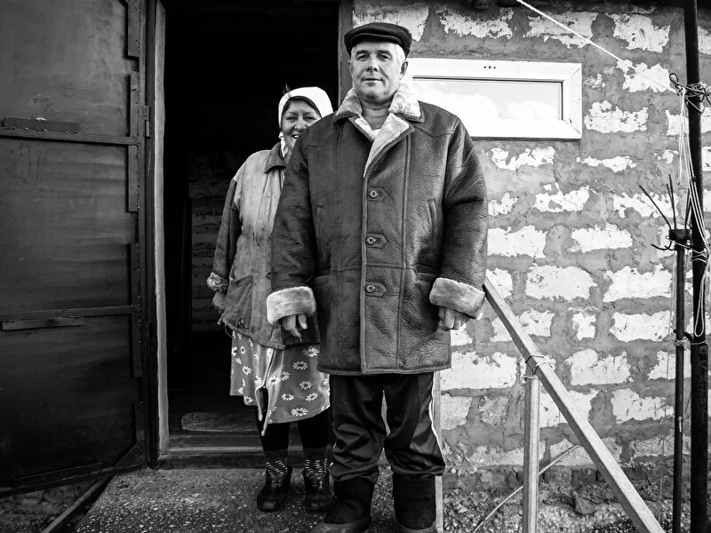 Мой дедушка в деревне жил. Село малые дедушичи. Деревенские люди. Дед и бабка на скамейке. Мой дедушка в деревне жил.