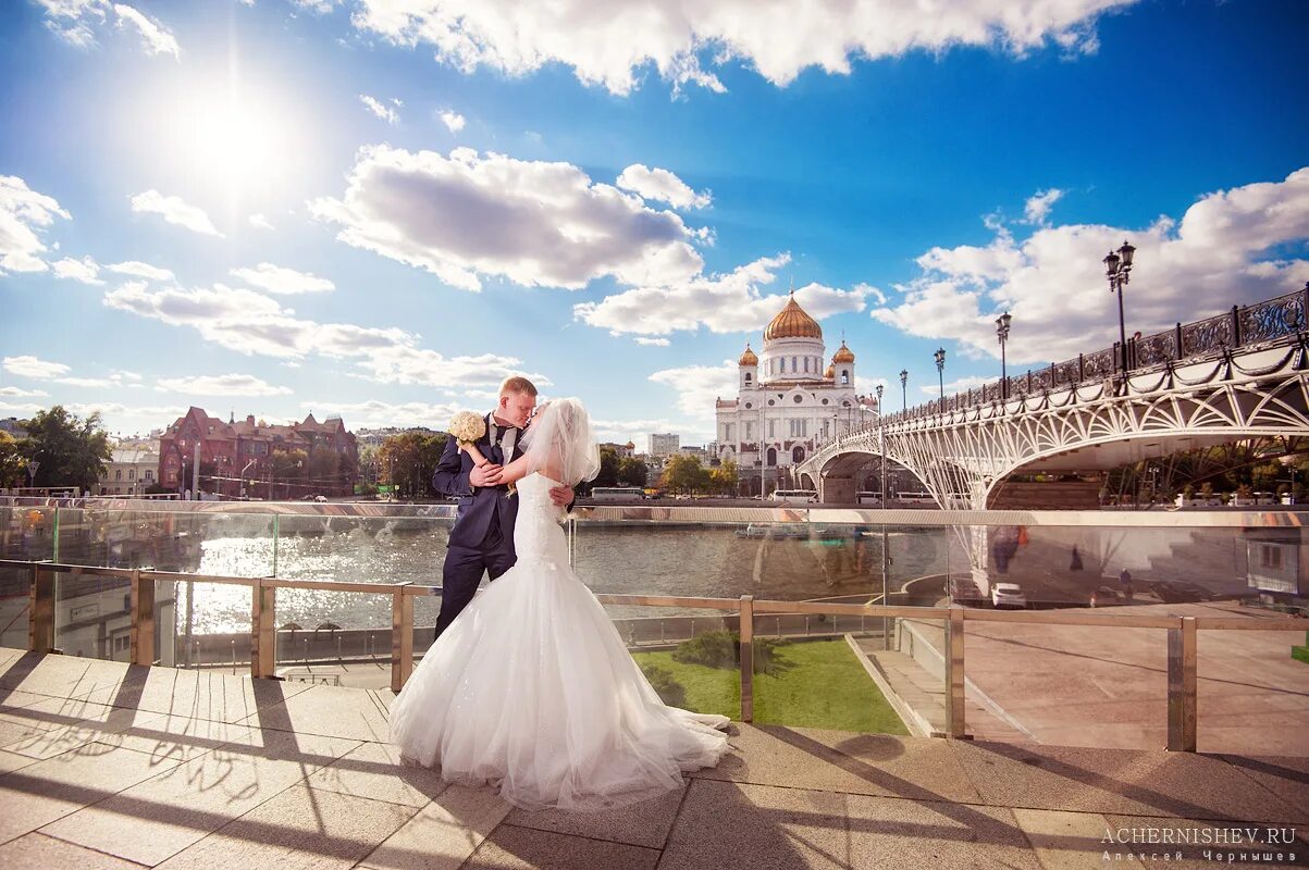 Москва где можно сделать. Фотосессия у храма Христа Спасителя. Свадьба храм Христа Спасителя. Храм Христа Спасителя в Москве Свадебная фотосессия. Храм Христа Спасителя фотосессия на свадьбу.