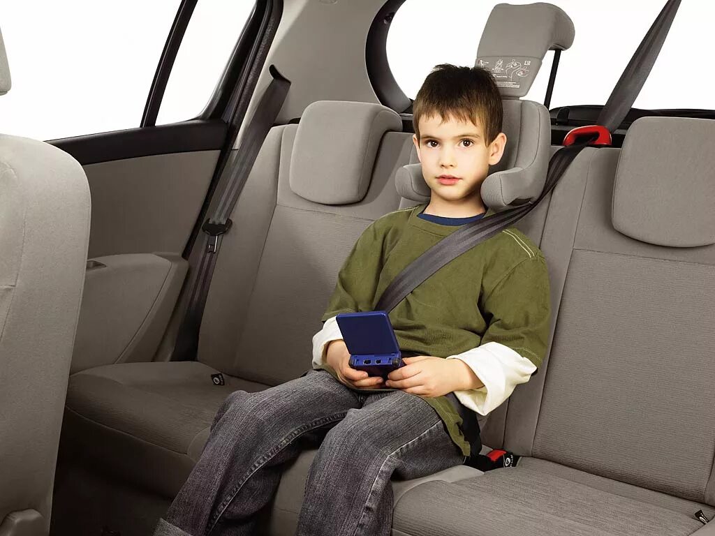 Каким детям нужно кресло в машине. Детский кресло для автомобиля. Автокресло для детей в машине. Защита детей в автомобиле. Автомобиль для детей.