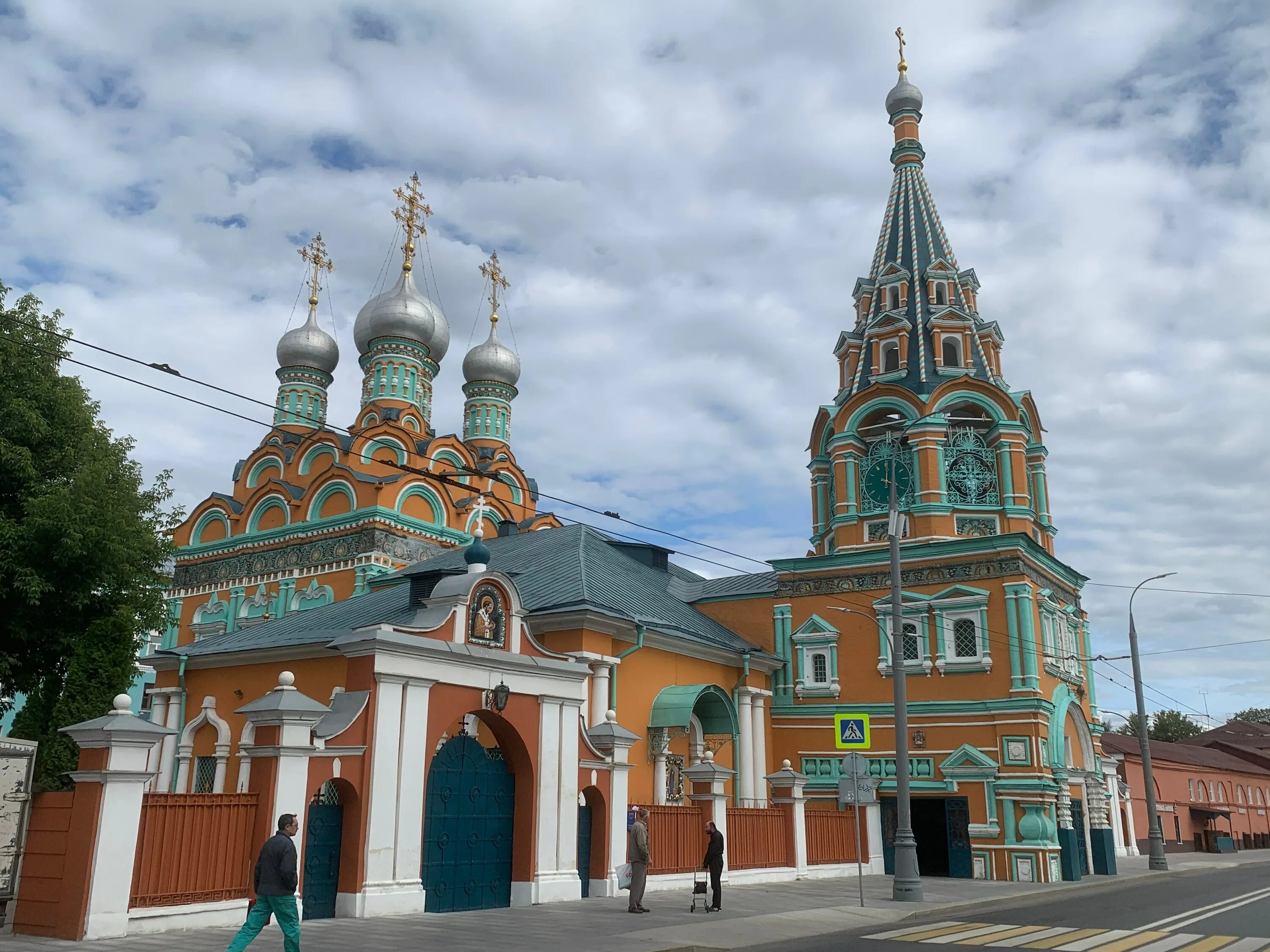 Служба на полянке. Храм григория неокесарийского в москве. григория неокесарийского на полянке. храм григория неокесарийского изразцы.
