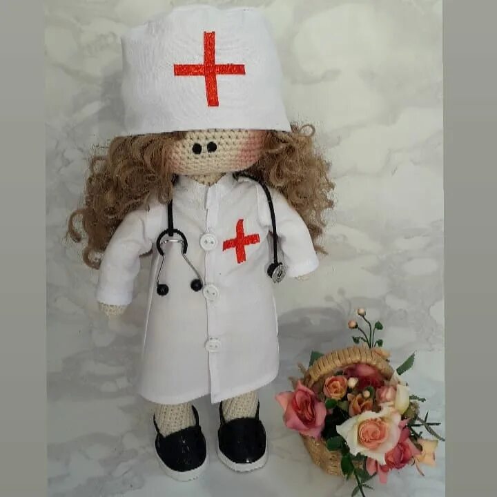 Вязаная игрушка медсестра. Кукла амигуруми врач доктор. Вещи связанные с медициной. Вязаное анатомическое сердце. Анатомичное сердце крючком.