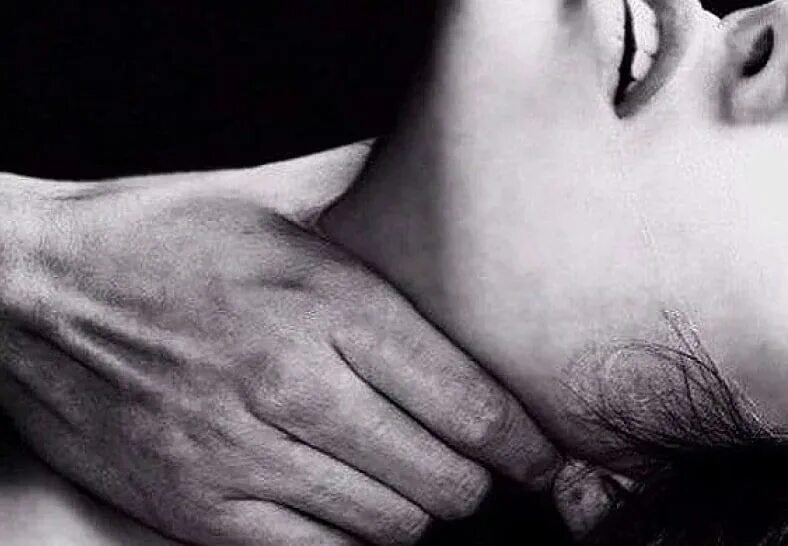 Берет за шею девушку. За волосы девушку. Берет за шею девушку. Мужские руки на шее. Берет за шею девушку.